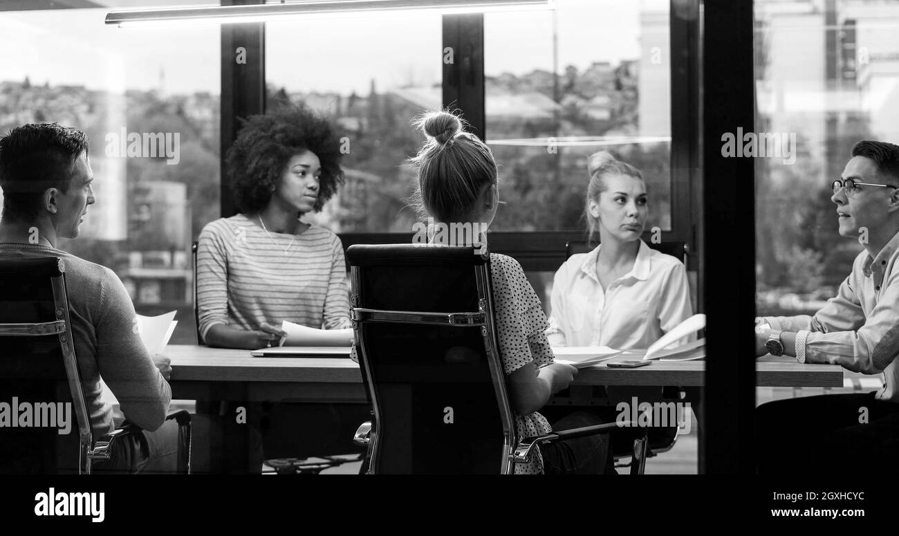 Multiethnische Gruppe von Geschäftsleuten, die Diskussion über Business-Plan im Büro Stockfoto