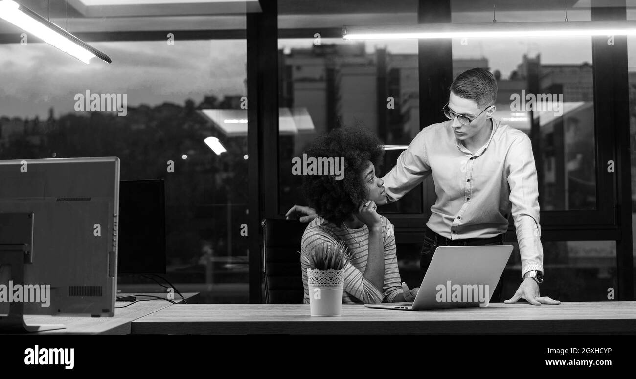 Multiethnische Start-Business-Team treffen in moderne Büro innen Brainstorming, arbeiten am laptop Stockfoto