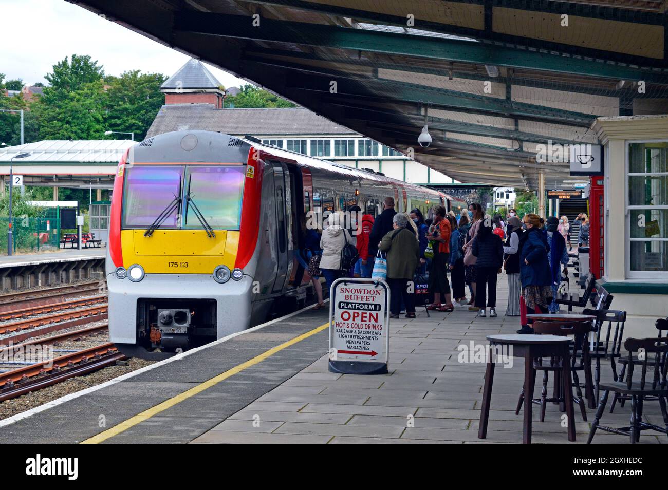 BANGOR, GWYNEDD, WALES. 06-26-21. Der Bahnhof, Transport for Wales DMU 175113 mit einem Service nach Chester. Stockfoto