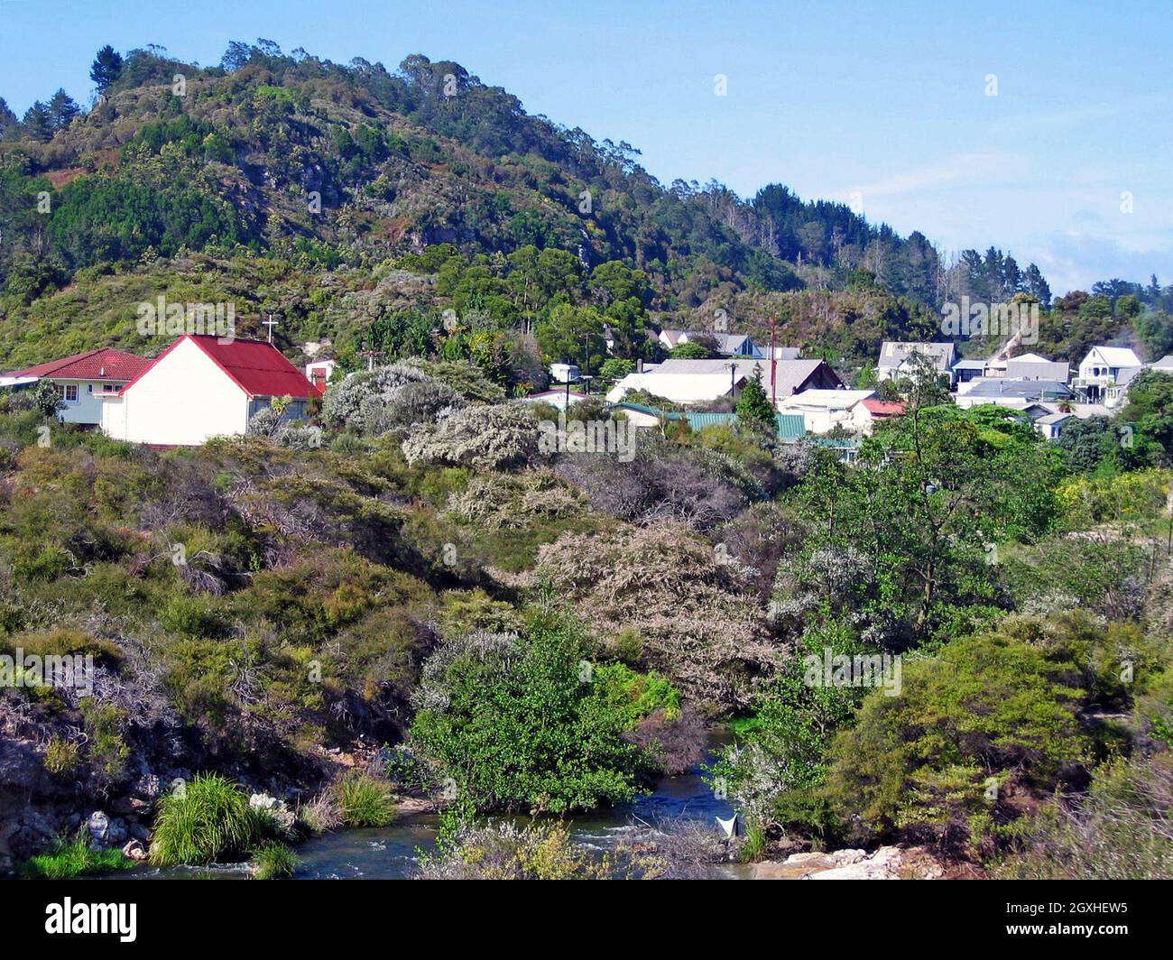 Whaka Village, ein lebendes Maori Village in Rotorua, Neuseeland. Bekannt für die Maori, die seit Jahrhunderten in der aktiven Geothermie leben und mit dem Land leben, das ein Beispiel für nachhaltiges Leben ist. Stockfoto