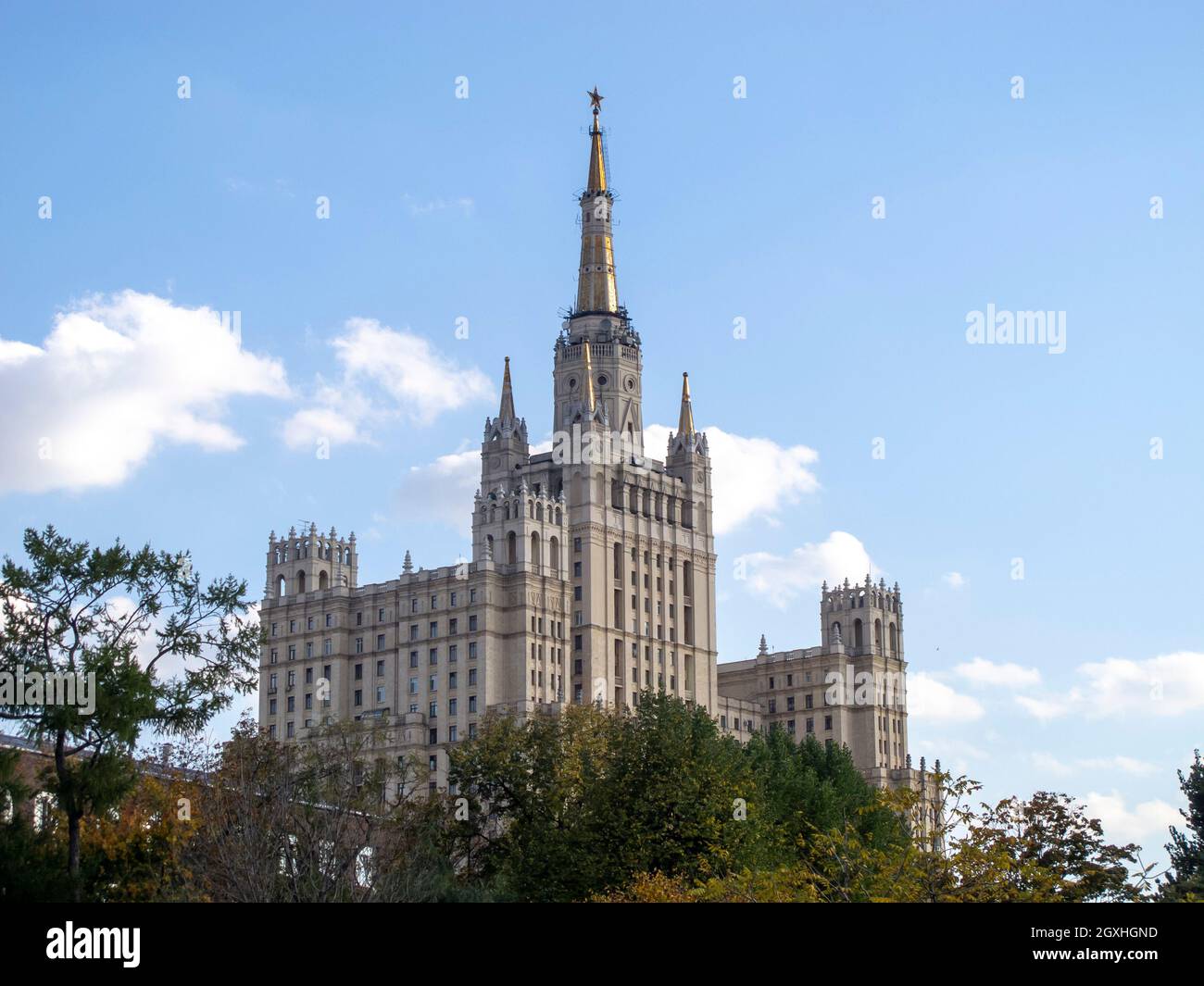 Kudrinskaya Square Building in Moskau, einer von Moskaus sieben Schwestern stalinistischen Türmen. Stockfoto