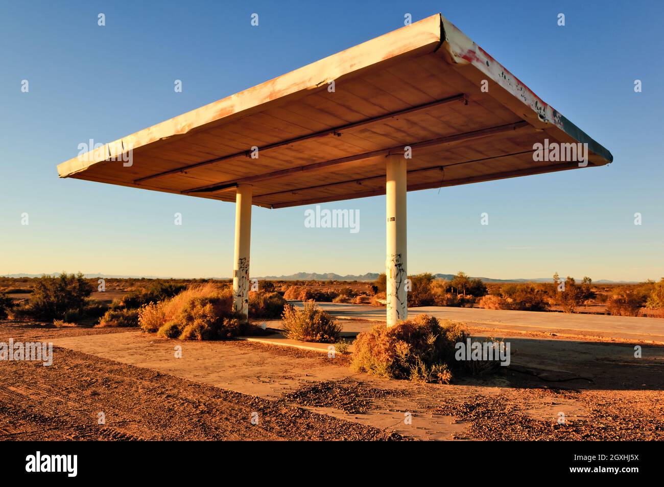 Die gespenstischen Überreste einer lange verlassenen Tankstelle, die vor Jahrzehnten in der kleinen Stadt Aztec Arizona, westlich von Gila Bend, niedergebrannt ist. Stockfoto