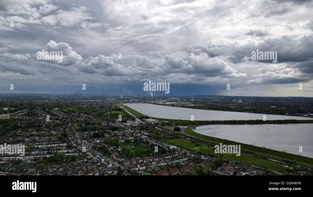 King George's Reservoir Sewardstone Chingford, London-Entfernung im Hintergrund, dramatischer Blick auf die Drohne am Himmel Stockfoto