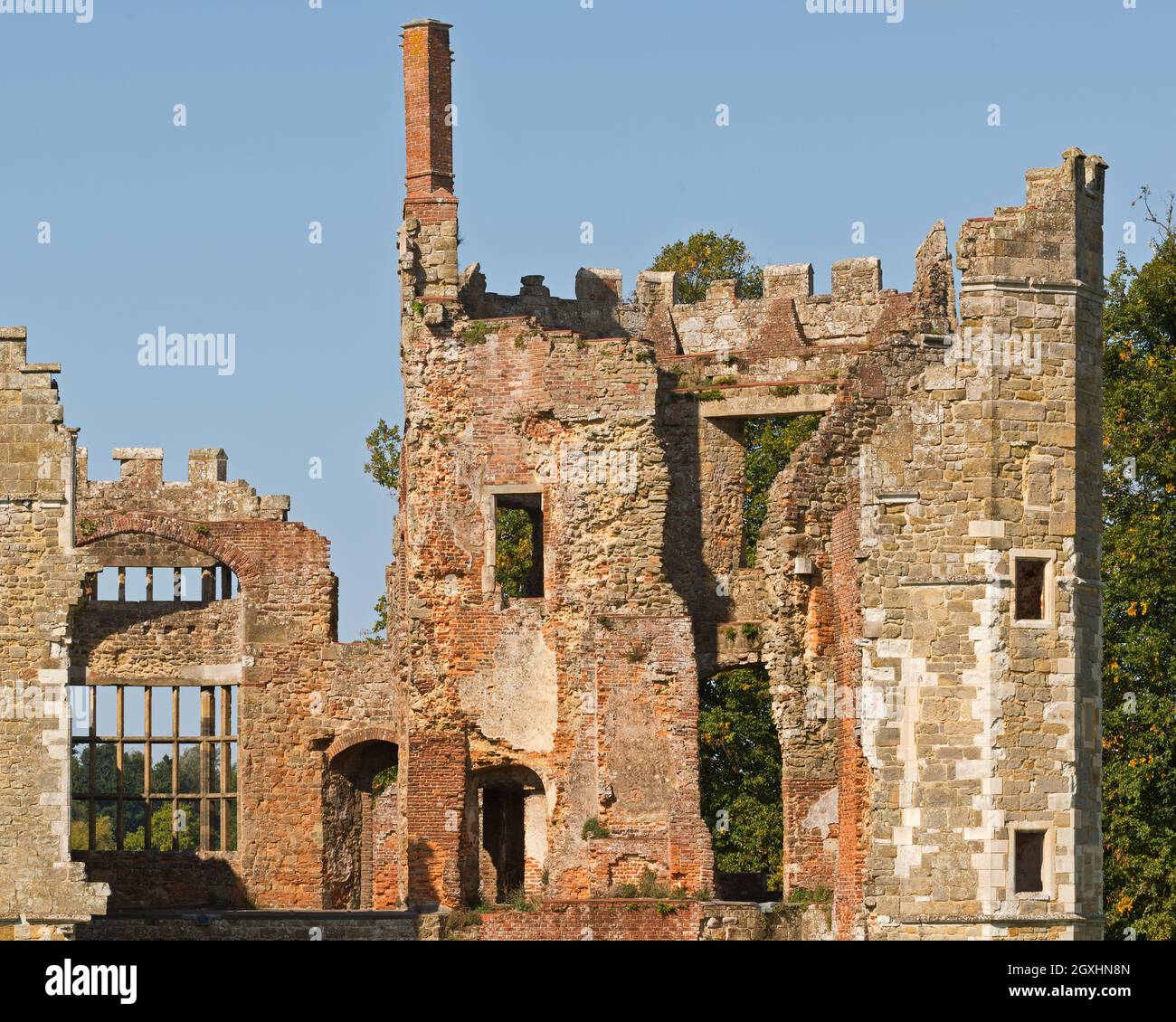 Das Feuer beschädigte die Überreste des aus dem 16. Jahrhundert stammenden Cowdray House im Cowdray Park, Midhurst, Sussex, England, Großbritannien Stockfoto