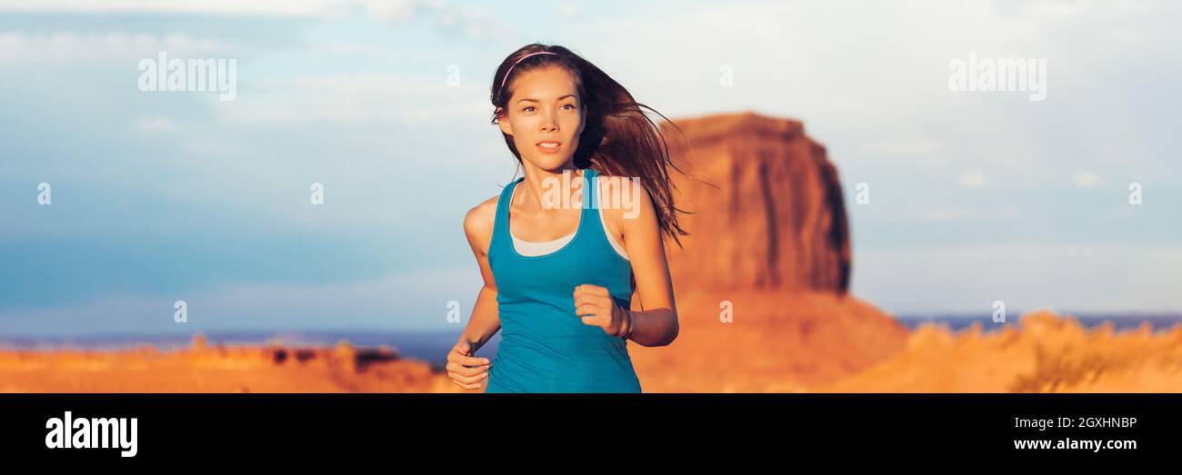 Trailrunner Frau Asiatische Sportlerin Mädchen Lauftraining für Marathon Joggen im Freien Berg Hintergrund Landschaft in der Natur. Panorama-Banner von Stockfoto