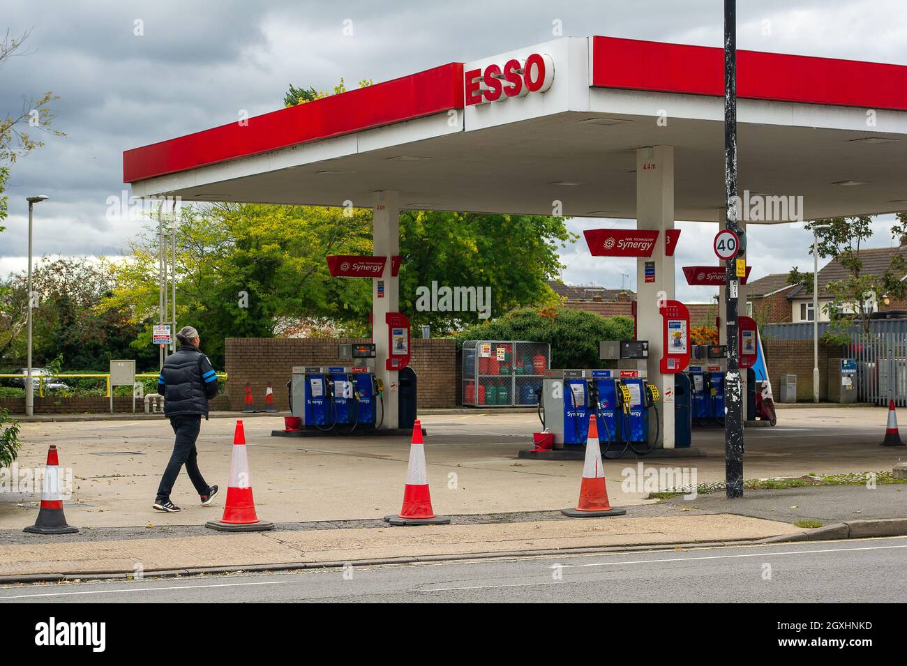 Cippenham, Slough, Großbritannien. Oktober 2021. Die Esso-Tankstelle auf der A4 in Slough war heute nicht mehr im Tank. Obwohl die Armee mit der Lieferung von Benzin begonnen hat, um die Benzinknappheit im ganzen Land zu lindern, bleibt die Situation in der Region in den USA unverändert. Quelle: Maureen McLean/Alamy Live News Stockfoto