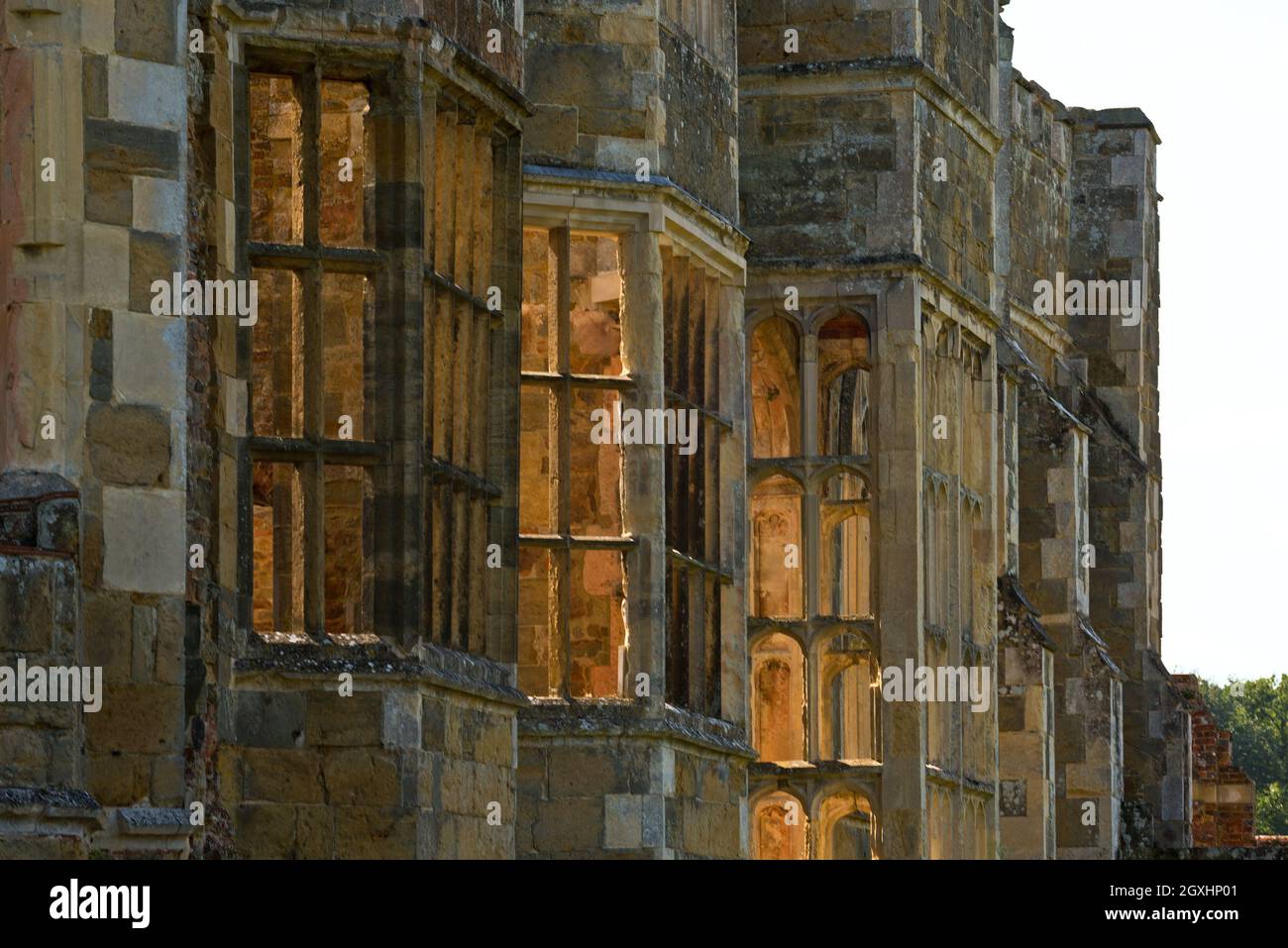 Das Feuer beschädigte die Überreste des aus dem 16. Jahrhundert stammenden Cowdray House im Cowdray Park, Midhurst, Sussex, England, Großbritannien Stockfoto