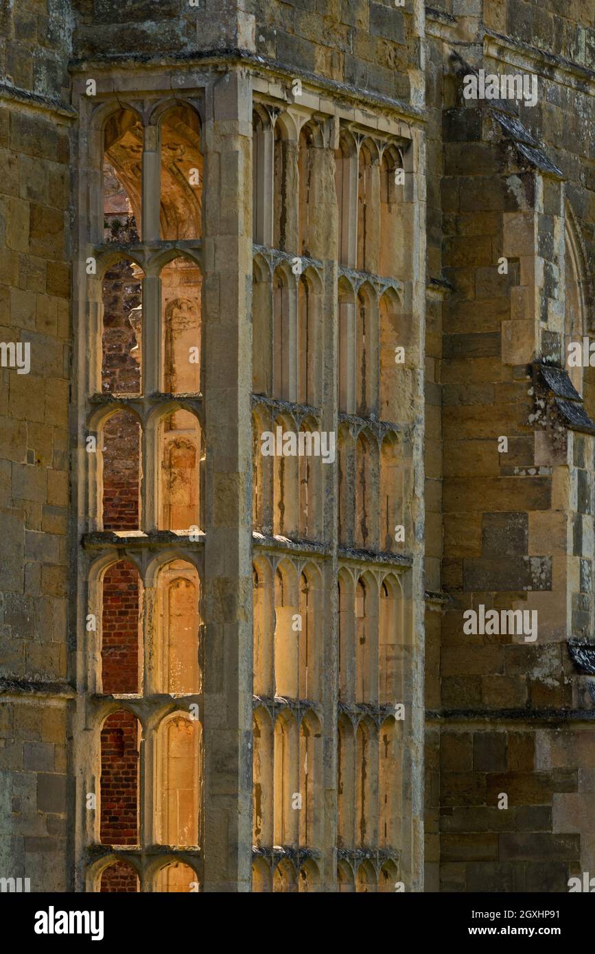 Das Feuer beschädigte die Überreste des aus dem 16. Jahrhundert stammenden Cowdray House im Cowdray Park, Midhurst, Sussex, England, Großbritannien Stockfoto