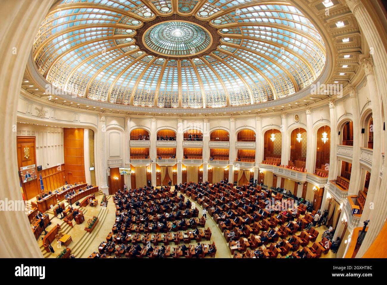 (211005) -- BUKAREST, 5. Oktober 2021 (Xinhua) -- das Foto vom 5. Oktober 2021 zeigt einen Blick auf den Parlamentssaal während eines Misstrauensvotums gegen Rumäniens Premierminister Florin Citu in Bukarest, Rumänien. Die rumänische Koalitionsregierung unter der Führung von Premierminister Florin Citu brach am Dienstag zusammen und verlor einen Misstrauensantrag, der von der Sozialdemokratischen Partei der Hauptopposition (PSD) initiiert und von allen Oppositionen im parlament sowie der zweitgrößten Partei in der neu gespaltenen Regierungskoalition unterstützt wurde. Der Antrag wurde mit 281 Ja-Stimmen angenommen, viel mehr als das erforderliche Minimum von 234 oder 50 perc Stockfoto