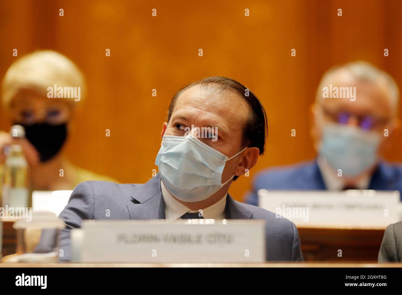 (211005) -- BUKAREST, 5. Oktober 2021 (Xinhua) -- Rumäniens Premierminister Florin Citu wird vor einer Misstrauensabstimmung im Parlamentsgebäude in Bukarest, Rumänien, am 5. Oktober 2021 gesehen. Die rumänische Koalitionsregierung unter der Führung von Premierminister Florin Citu brach am Dienstag zusammen und verlor einen Misstrauensantrag, der von der Sozialdemokratischen Partei der Hauptopposition (PSD) initiiert und von allen Oppositionen im parlament sowie der zweitgrößten Partei in der neu gespaltenen Regierungskoalition unterstützt wurde. Der Antrag wurde mit 281 Ja-Stimmen angenommen, viel mehr als das erforderliche Minimum von 234 oder 50 Prozent plus einer in den 467-er Jahren Stockfoto