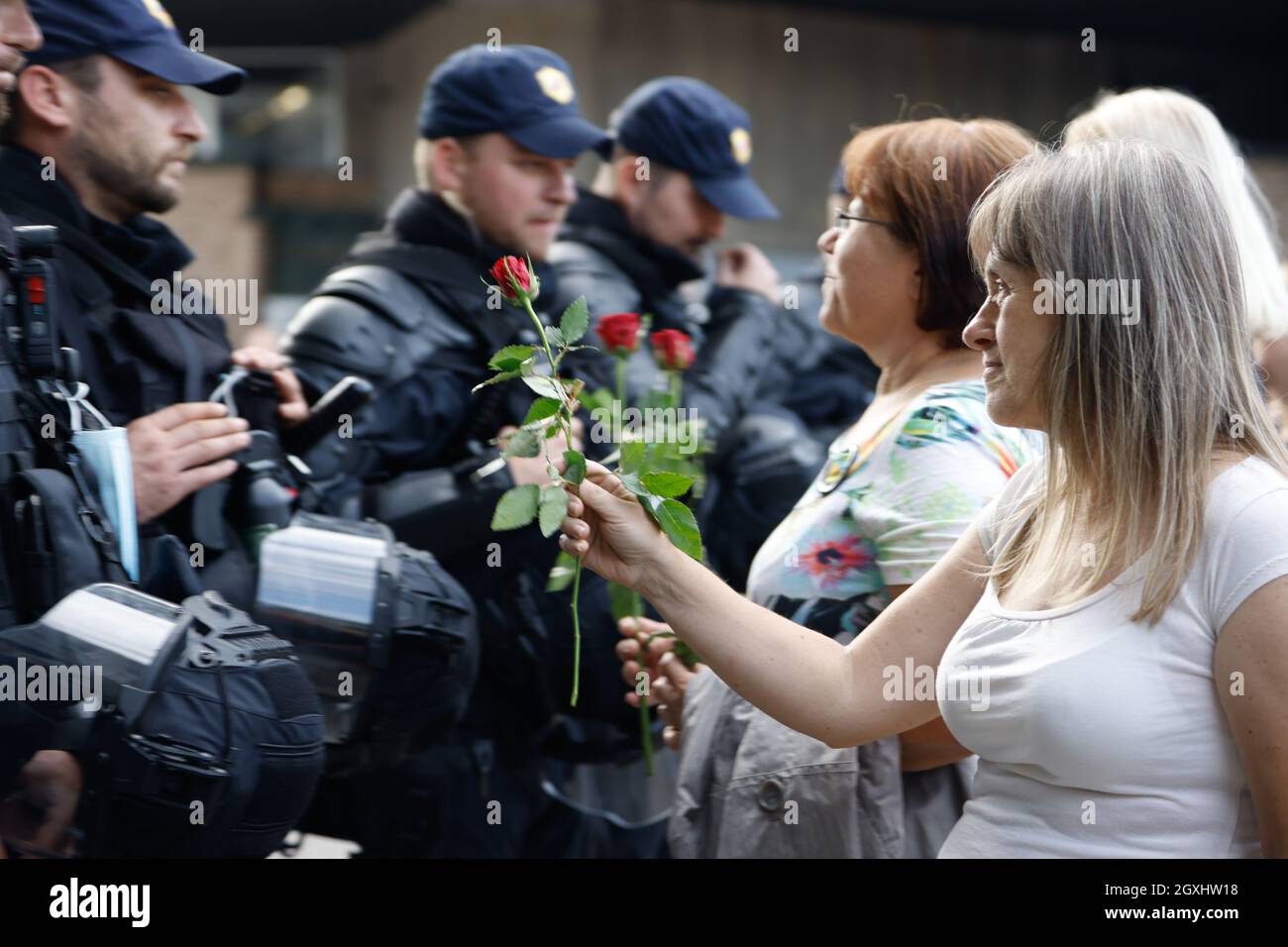 Ljubljana, Slowenien. September 2021. Tausende von Menschen protestierten gegen die Regierung, beschimpften Maßnahmen, trugen Masken, Impfstoffe und RVT-Grünpass (wiedergeborgen-geimpft-getestet) in Ljubljana, Slowenien. (Bild: © Luka Dakskoper/SOPA Images via ZUMA Press Wire) Stockfoto