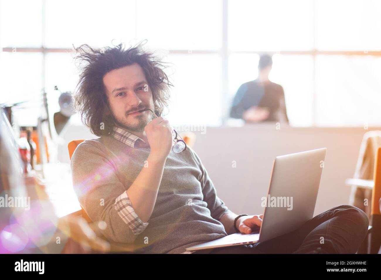Jungunternehmer-Programmierer in großes helles Büro bei der Arbeit mit computer Stockfoto