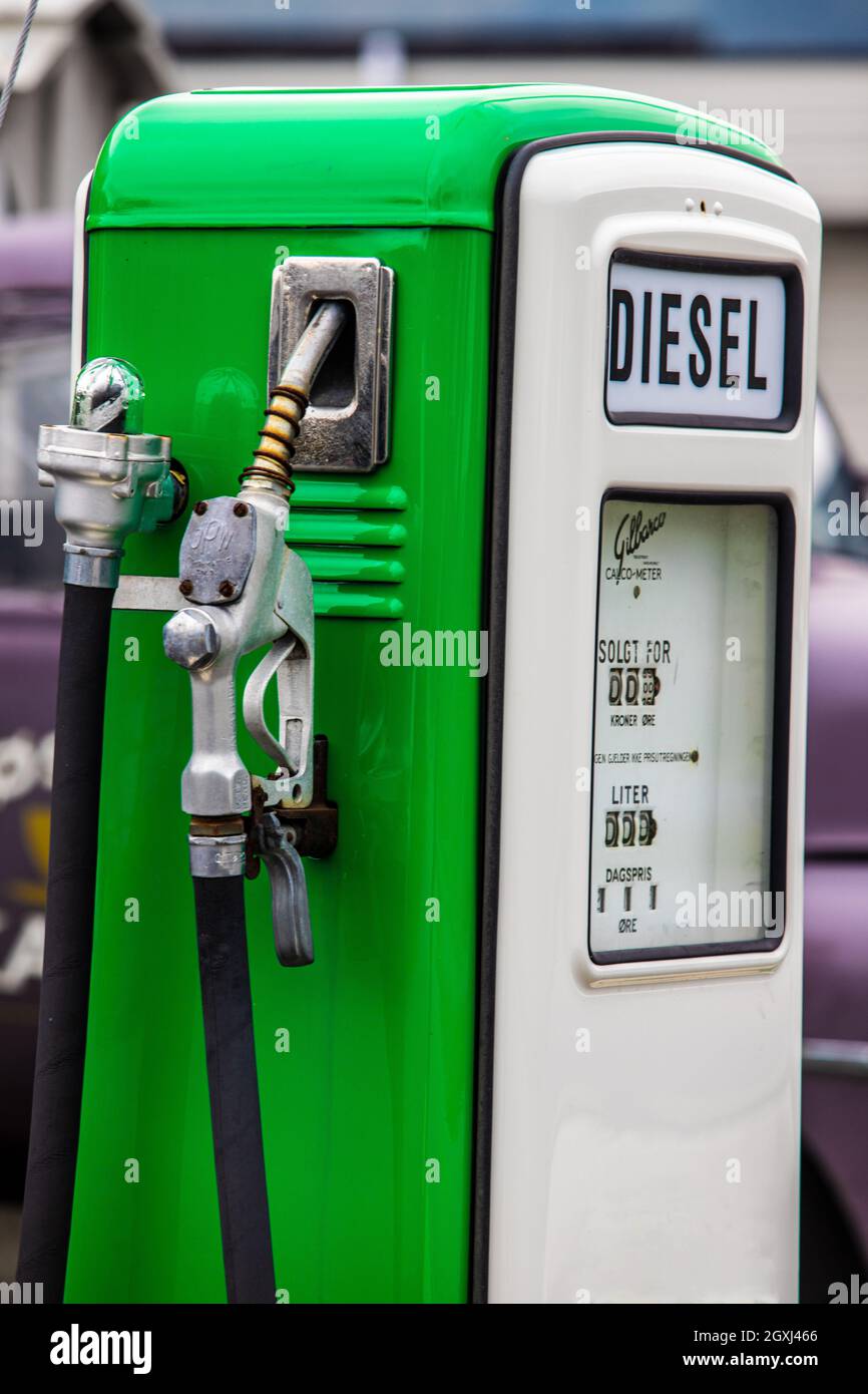 Historische Tankstelle von BP mit einem alten Timermobil Stockfoto