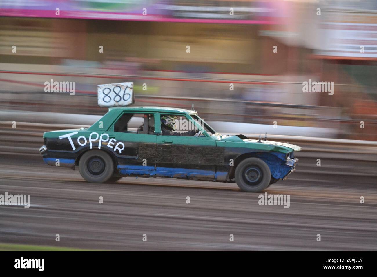 Mark 4 Ford Cortina - Banger Racing - Pre 75 Meeting - Fast Moving Race Car - verschwommener Hintergrund - Fast Speed Racing - Motorsport - Scunthorpe - UK Stockfoto
