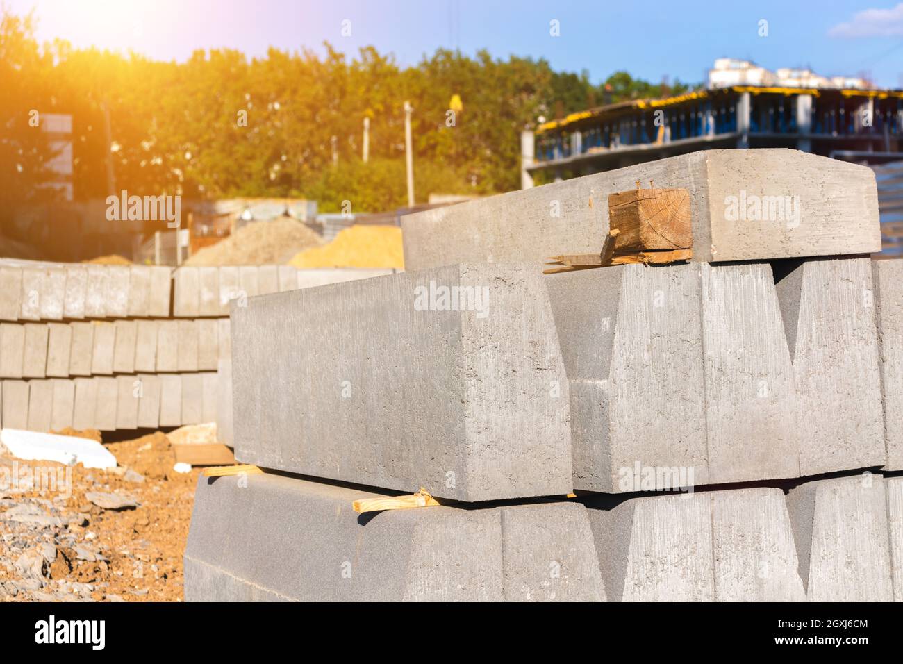 Gebäudekonstruktion mit hochwertigen Baustoffen, Betonplatten Hintergrund Stockfoto