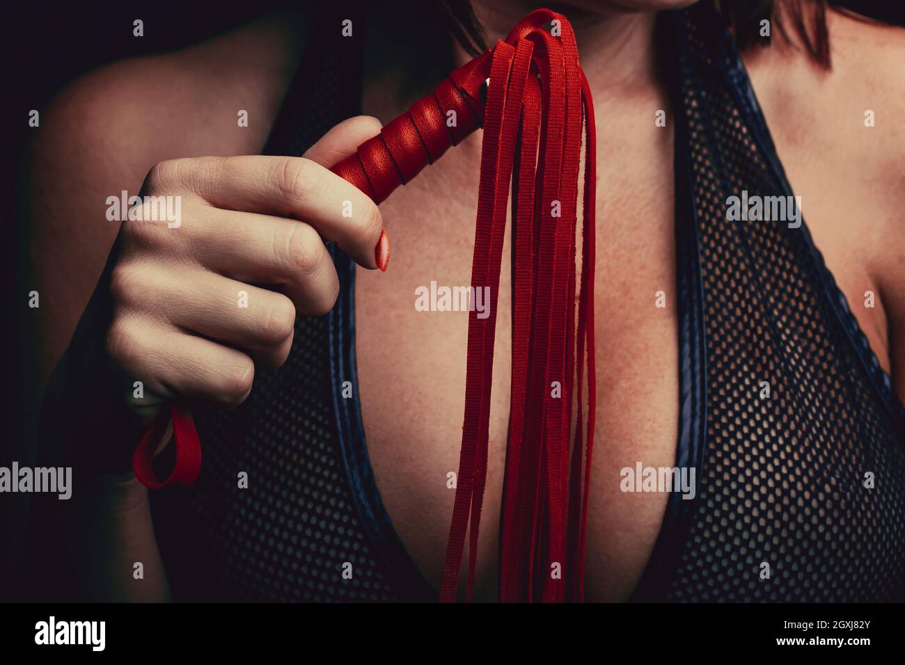 Sexy Frau mit Lederpeitsche. Concept Bondage Games Stockfoto