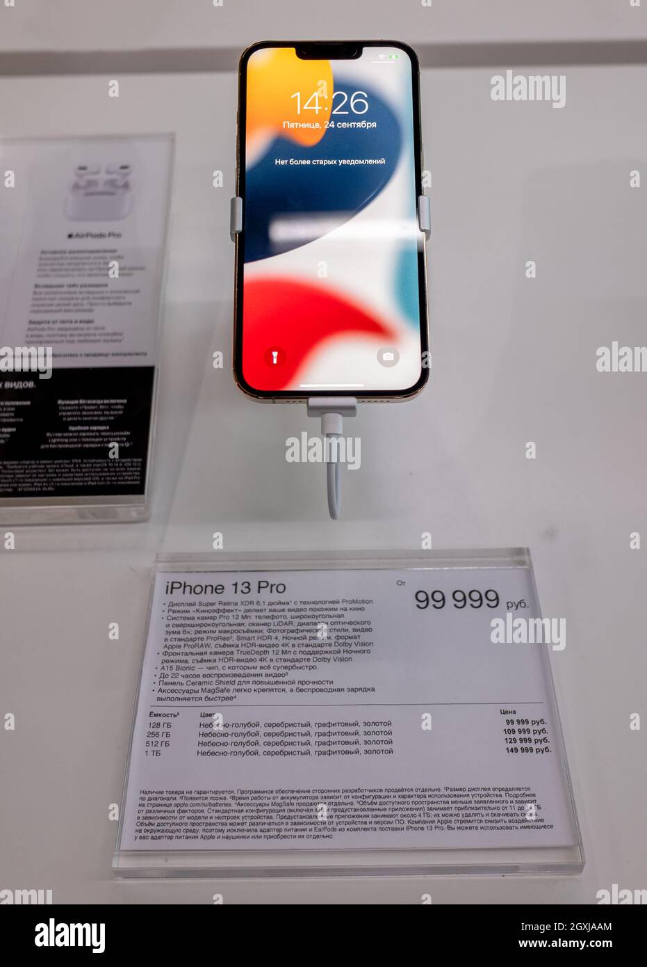 24. September 2021, Moskau, Russland. Neues Smartphone von Apple iPhone 13 Pro im Schaufenster. Stockfoto