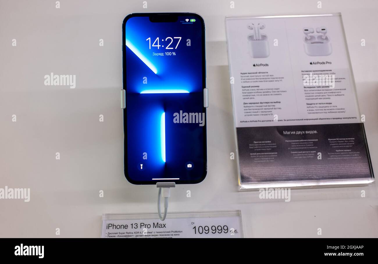 24. September 2021, Moskau, Russland. Ein neues Smartphone von Apple iPhone 13 Pro MAX auf einem Schaufenster. Stockfoto