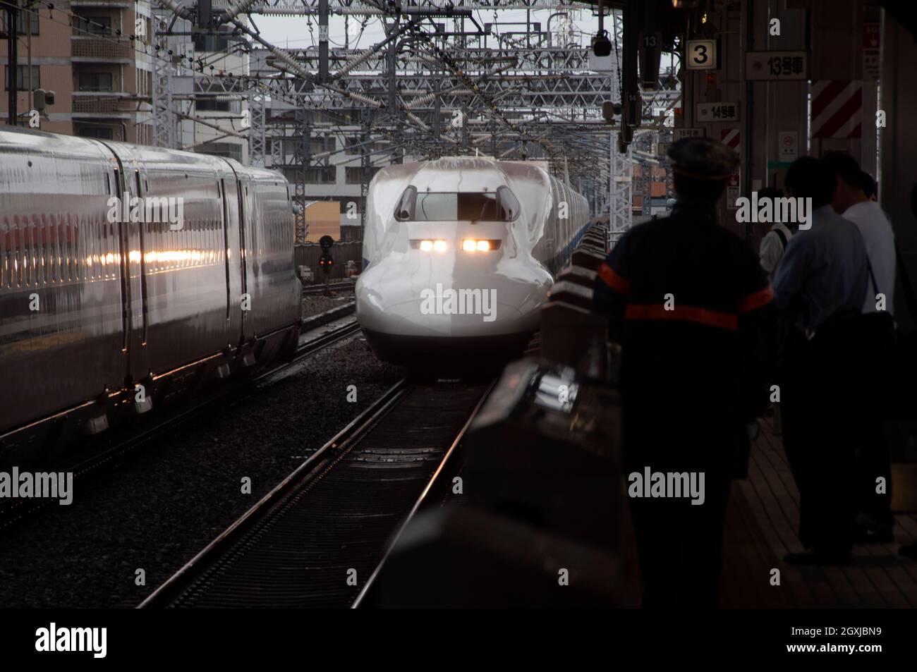 Hochgeschwindigkeitszug Shinkansen, der am Bahnsteig in Tokio, Japan, ankommt Stockfoto