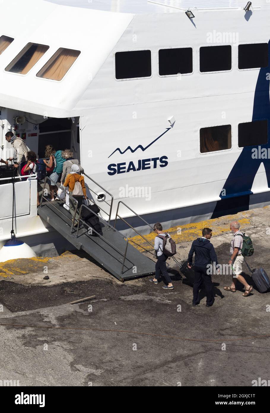Insel Naxos - Griechenland - September 27 2019 : Schnellfähre mit Passagieren an Bord. Vertikale Aufnahme aus einem hohen Winkel Stockfoto