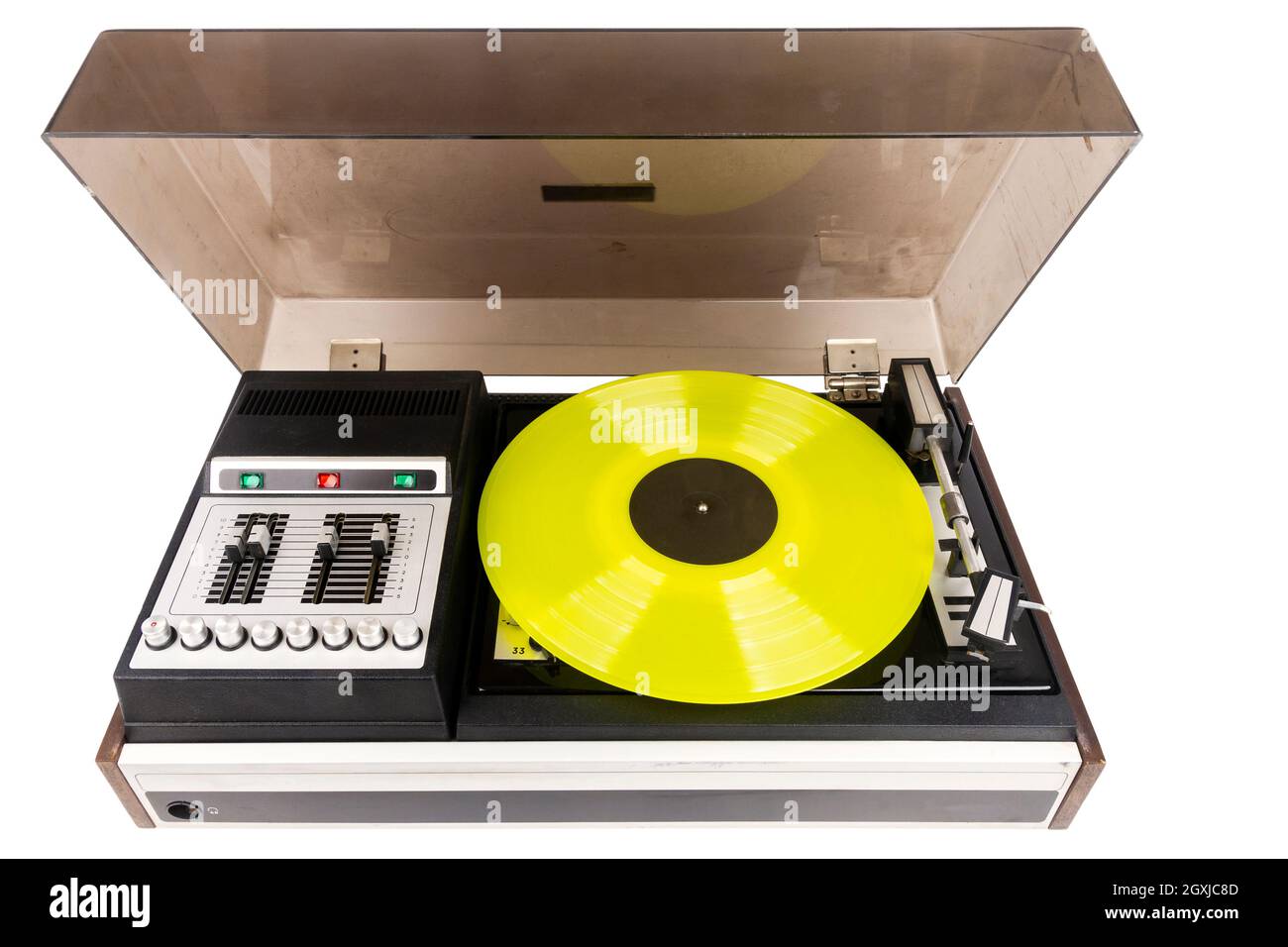 Vintage Plattenspieler mit gelbem Vinyl isoliert auf weißem Hintergrund. Stockfoto