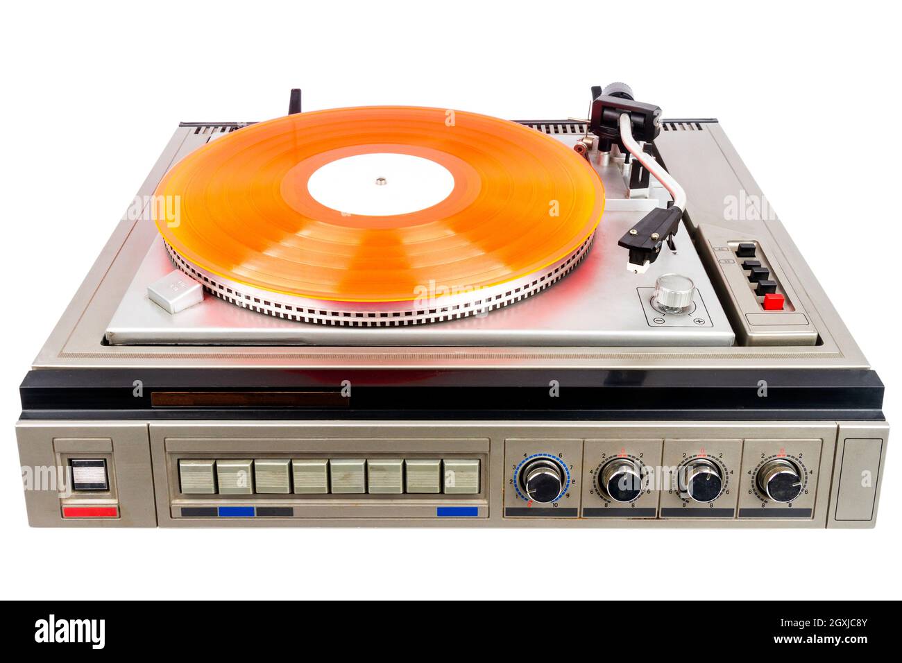 Vintage Plattenspieler mit rotem Vinyl isoliert auf weißem Hintergrund. Stockfoto