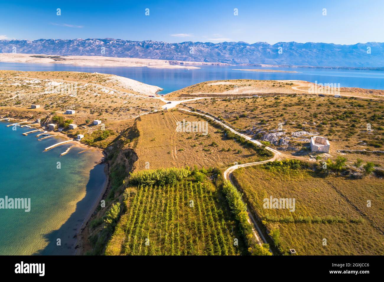 Zadar Gebiet Stein Wüste Landschaft und Kirchenruinen in der Nähe Zecevo Insel Luftbild, Dalmatien Region von Kroatien Stockfoto