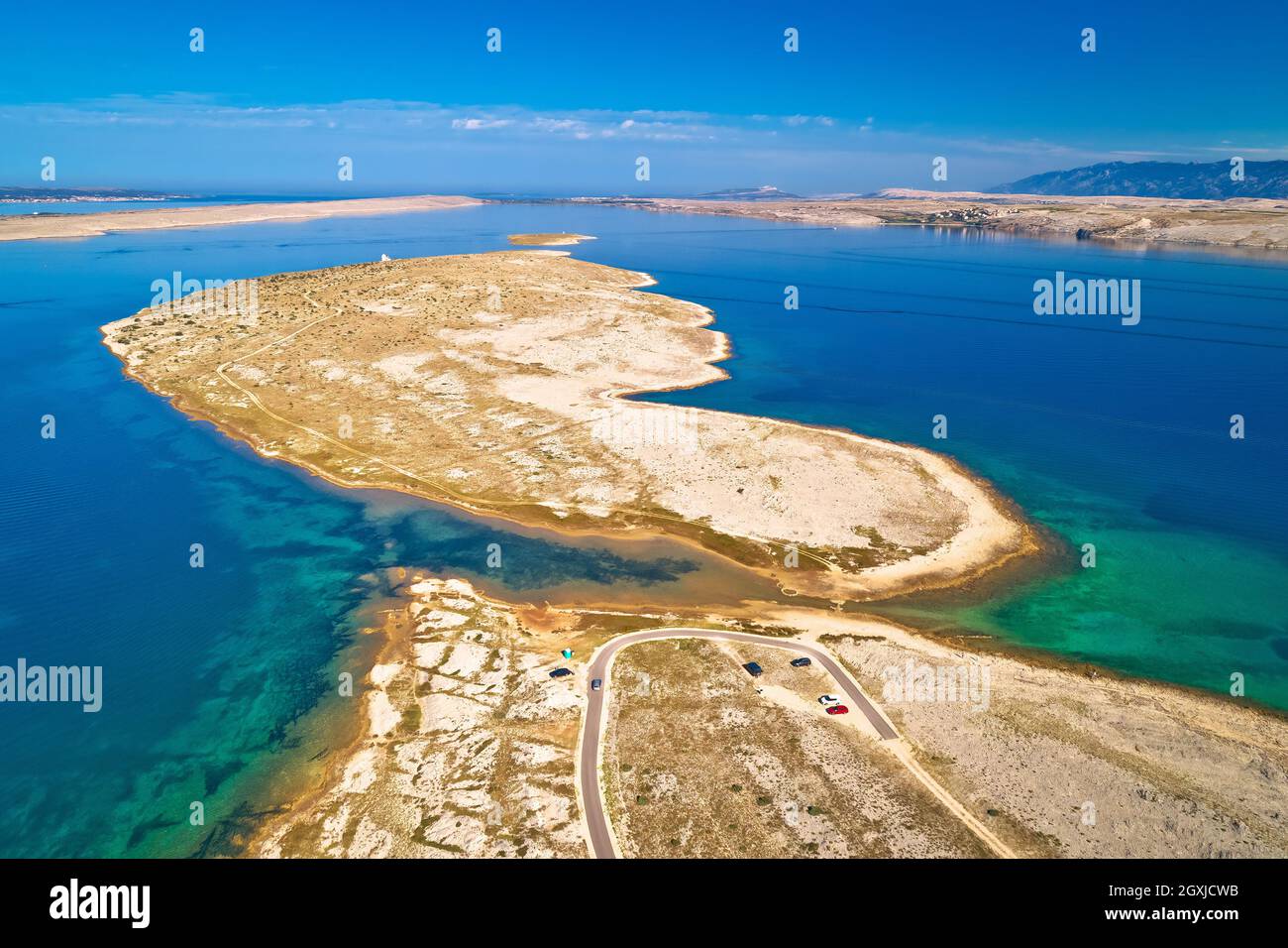 Zecevo-Passage. Steinwüsteninsel Zecevo und Velebit Berg Luftbild. Zadar Archipel von Kroatien Stockfoto