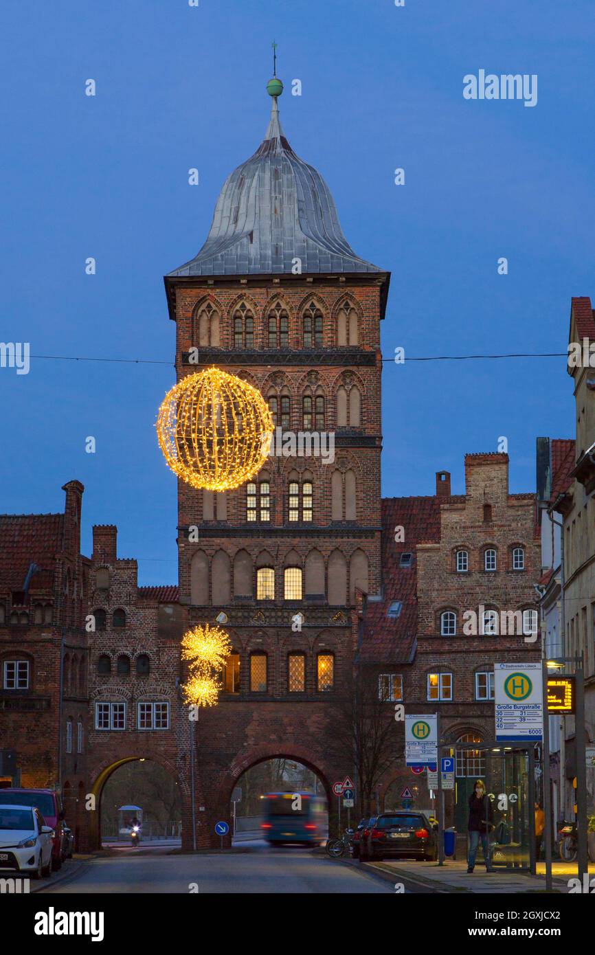 Burgtor im spätgotischen Stil, mittelalterliches nördliches Stadttor der Hansestadt Lübeck in der Nacht zur Weihnachtszeit im Winter, Schleswig-Holstein, Deutschland Stockfoto