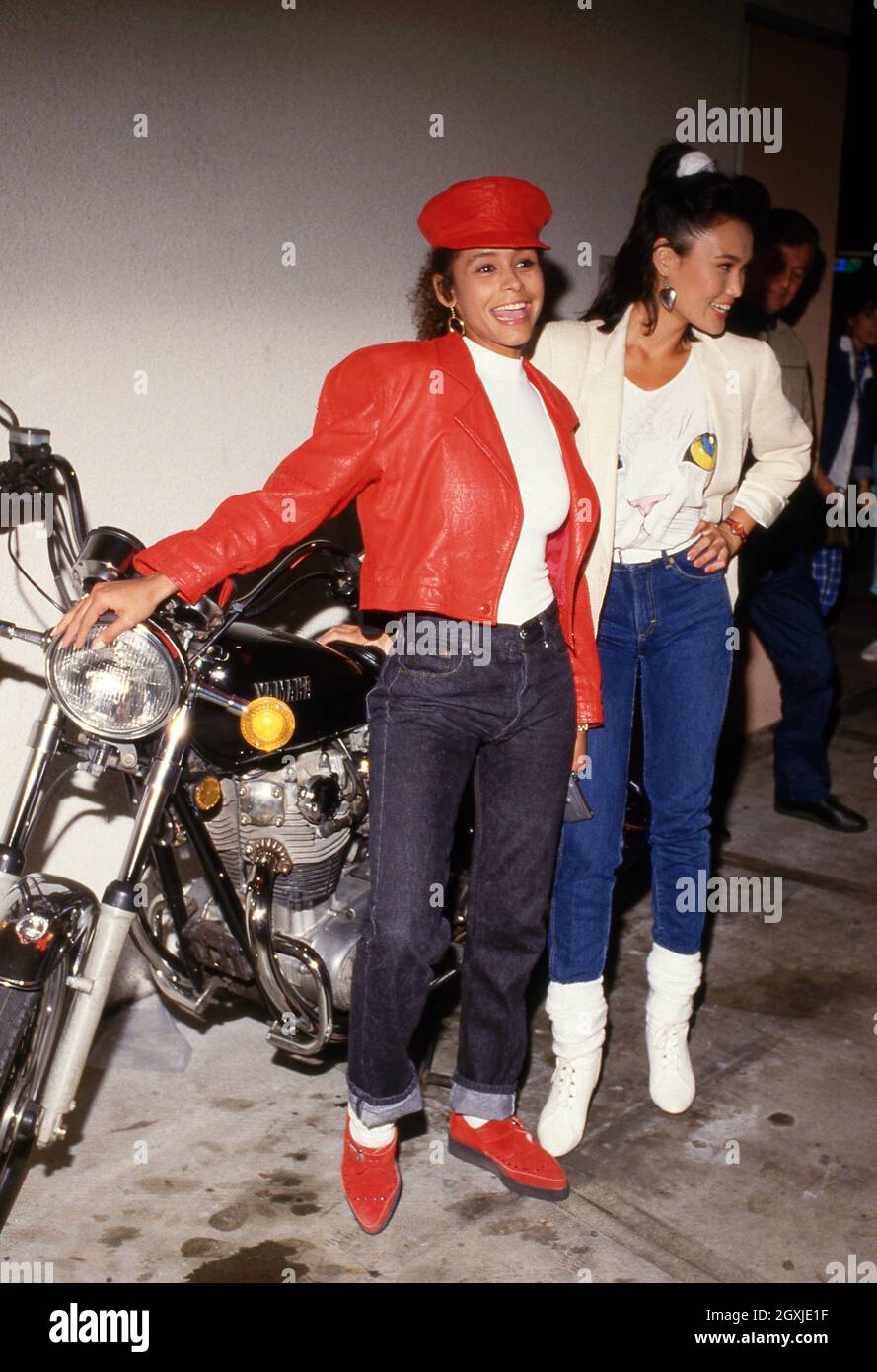 Troy Beyer und die Schauspielerin Tia Carrere nehmen am 16. Juni 1986 im Hard Rock Cafe in Los Angeles, Kalifornien, an der „Toxic Waste“ Bill Benefit Teil. Quelle: Ralph Dominguez/MediaPunch Stockfoto