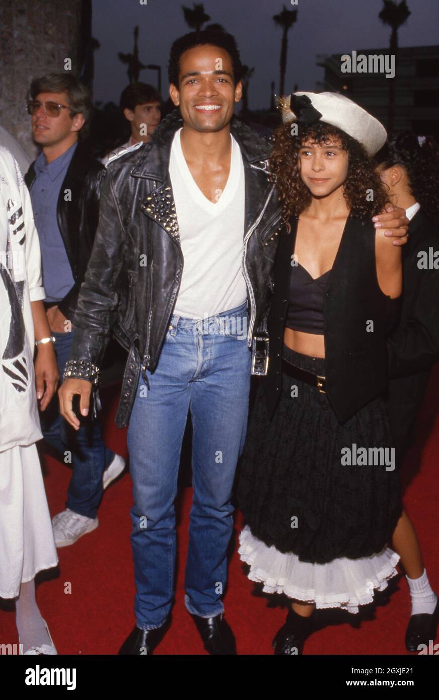 Mario Van Peebles und Troy Beyer bei der Premiere von „Jaws: The Revenge“ Universal City am 16. Juli 1987 im Cineplex Odeon Universal City Cinemas in Universal City, Kalifornien. Quelle: Ralph Dominguez/MediaPunch Stockfoto