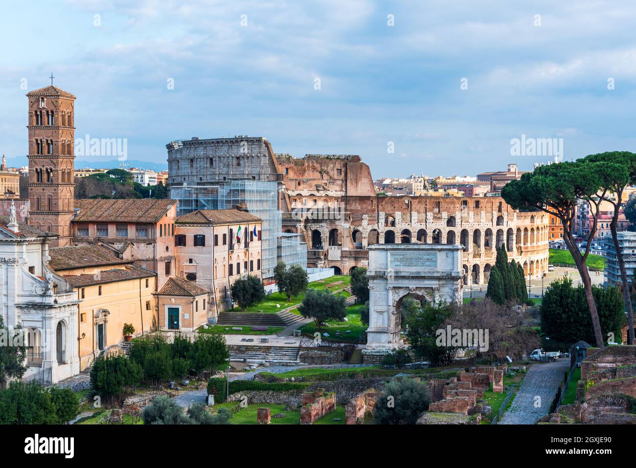 Außenfassade des Kolosseums von der Spitze eines Hügels in Rom aus gesehen Stockfoto