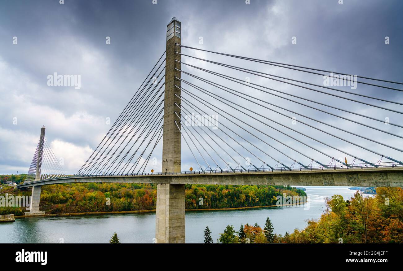 Malerischer Blick auf die Penobscot Narrows Bridge über den Penobscot River Stockfoto