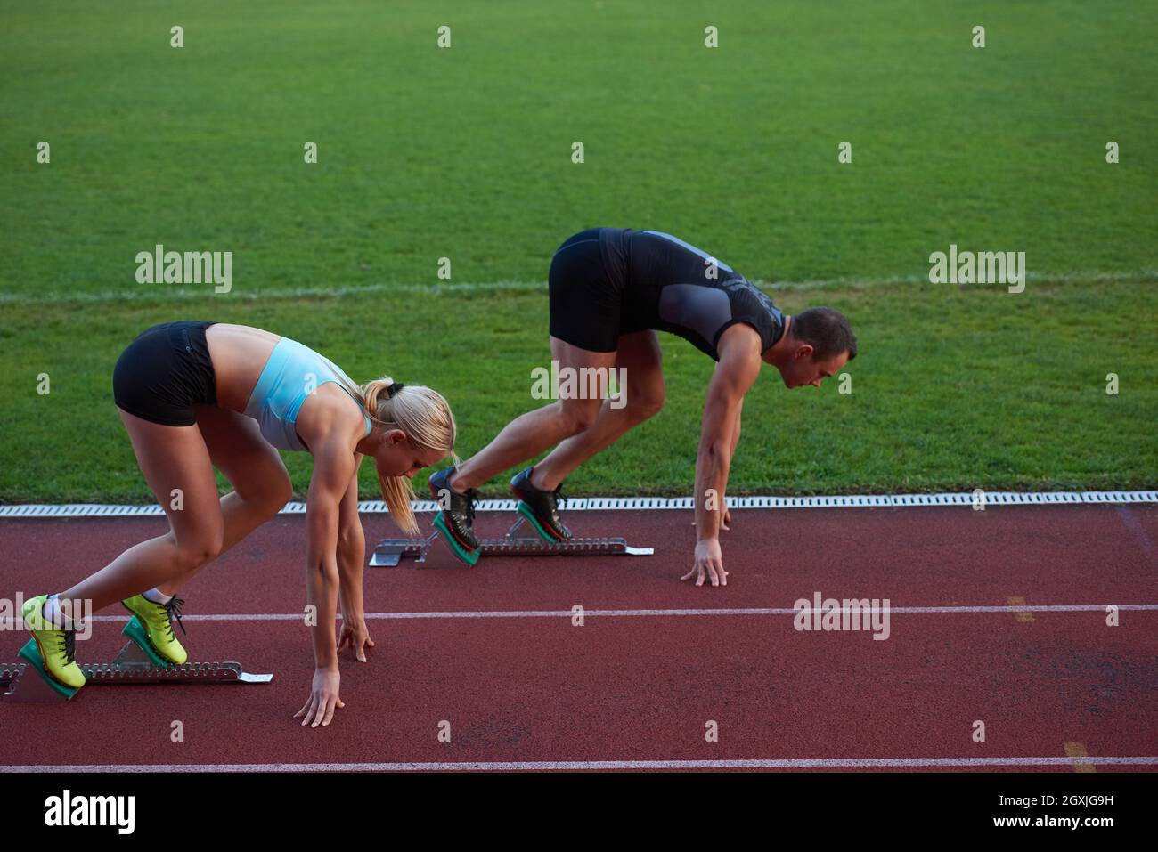 Athlet Frau Gruppe läuft auf Athletik Rennstrecke auf Fußball-Stadion und die Wettbewerbs- und Führungskonzeptes im Sport Stockfoto