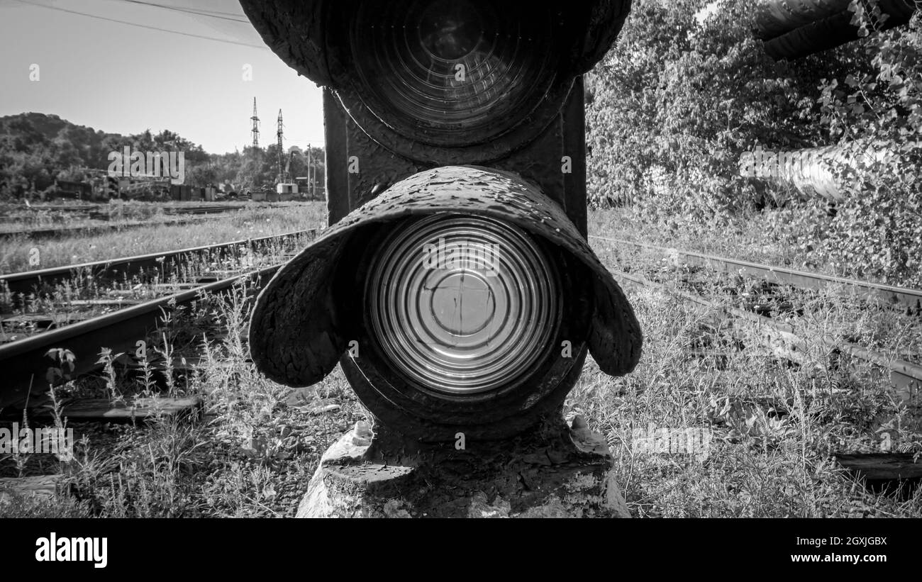 Schwarz-weißes Foto von altem Semaphor auf der Eisenbahn Stockfoto