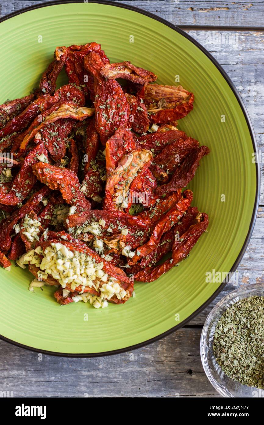 Getrocknete Tomaten mit Knoblauch, Orangano und Öl Stockfoto