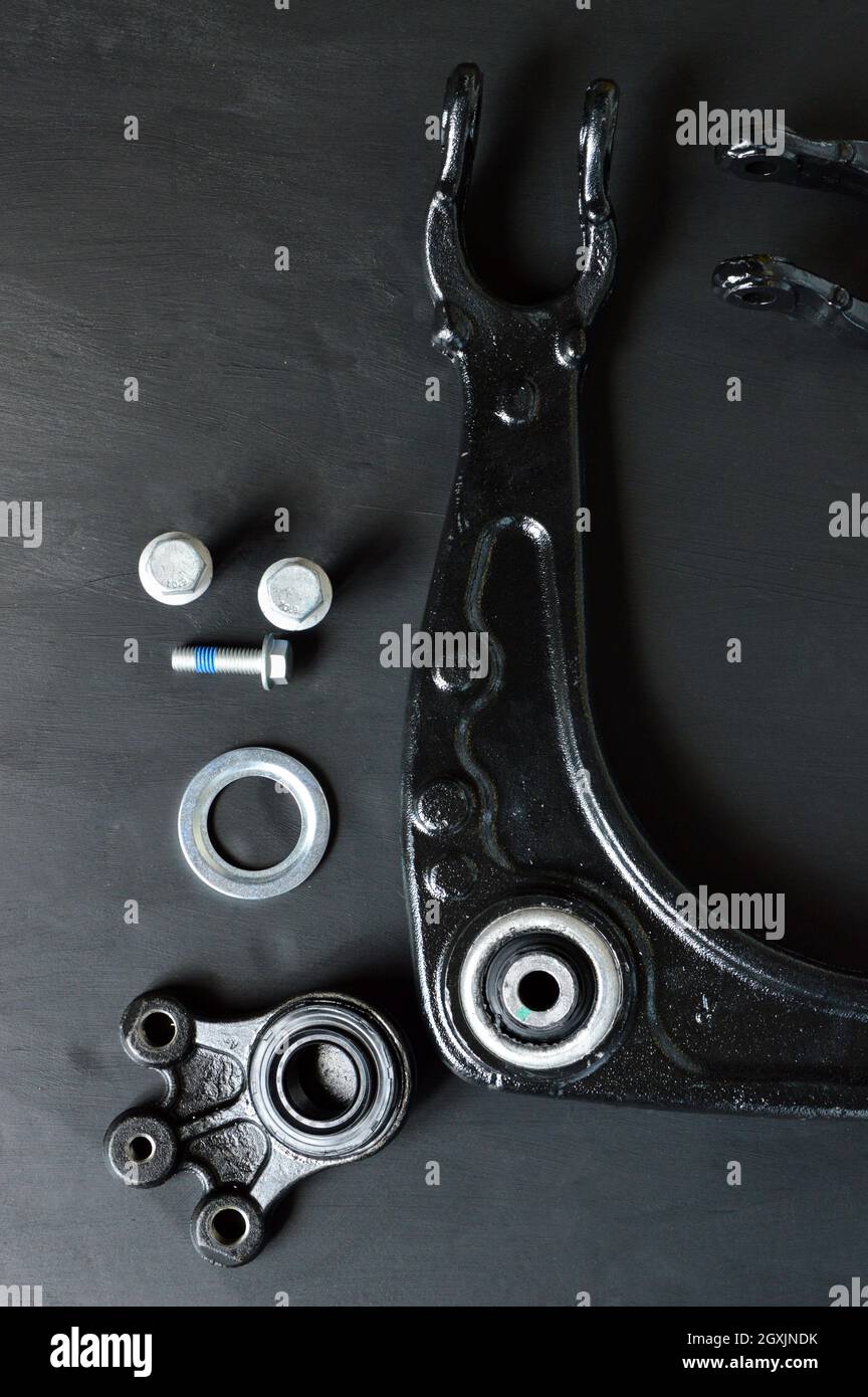 Autoteile, um das Fahrwerksdreieck eines Autos zu ersetzen Stockfoto