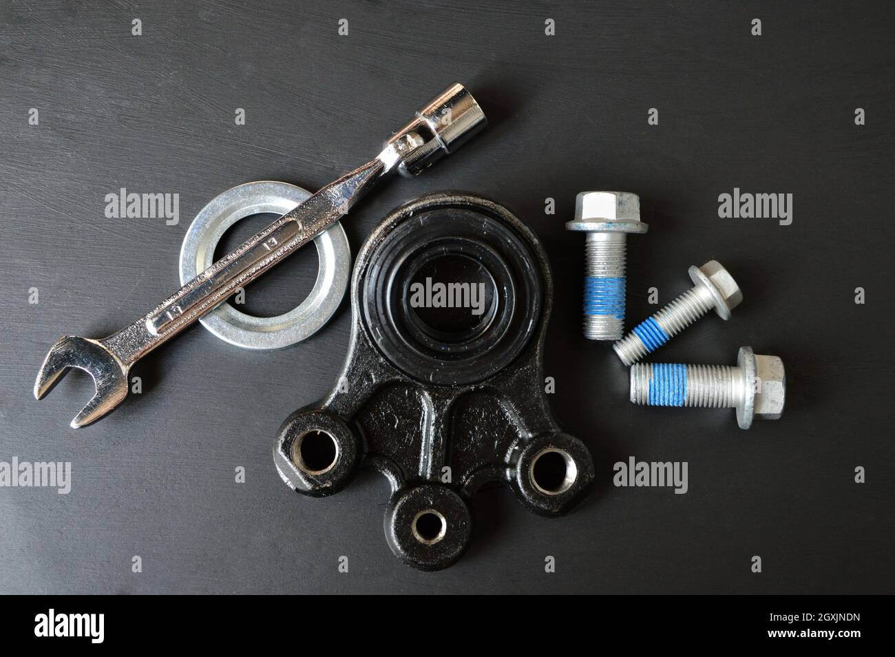 Autoteile, um das Fahrwerksdreieck eines Autos zu ersetzen Stockfoto