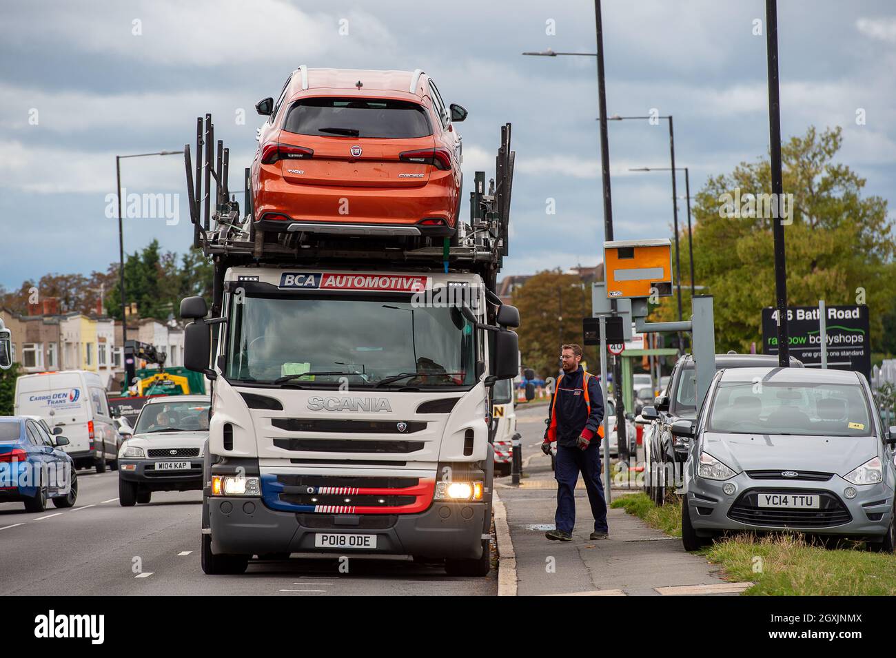 Slough, berkshire, Großbritannien. Oktober 2021. Neue Fiat-Autos werden in einen Autosalon auf der A4 in Slough geliefert. Neue Zahlen, die von der Society of Motor Manufacturers and Traders veröffentlicht wurden, berichten, dass die Neuwagenverkäufe im September im Vergleich zum Vorjahr um 34.4 % zurückgegangen sind, was traditionell einer der stärksten Monate der Branche ist. Die Gebrauchtwagenverkäufe waren dagegen stark, da der weltweite Mangel an Computerchips zu langen Wartelisten für Neuwagen führt. Quelle: Maureen McLean/Alamy Live News Stockfoto