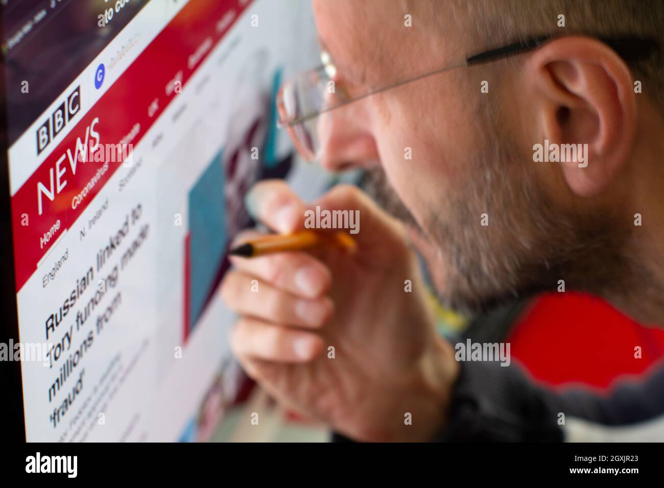 Mann, der auf die Internetseite des Nachrichtenportals der BBC British Broadcasting Corporation schaut Stockfoto