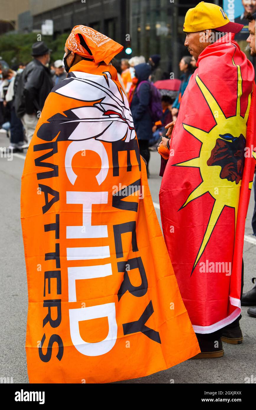 Every Child Matters und Mohawk Flaggen beim ersten Marsch von Montreal zum Nationalen Tag für Wahrheit und Versöhnung, der die dunkle Vergangenheit der indischen Wohnschulen in Kanada hervorhebt Stockfoto