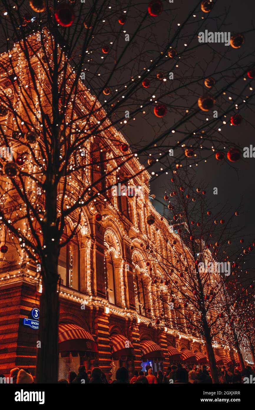 Golden hell glänzend verschwommen Weihnachten und Neujahr Lichter der Abendstadt. Festliche Stadt am Abend Stockfoto