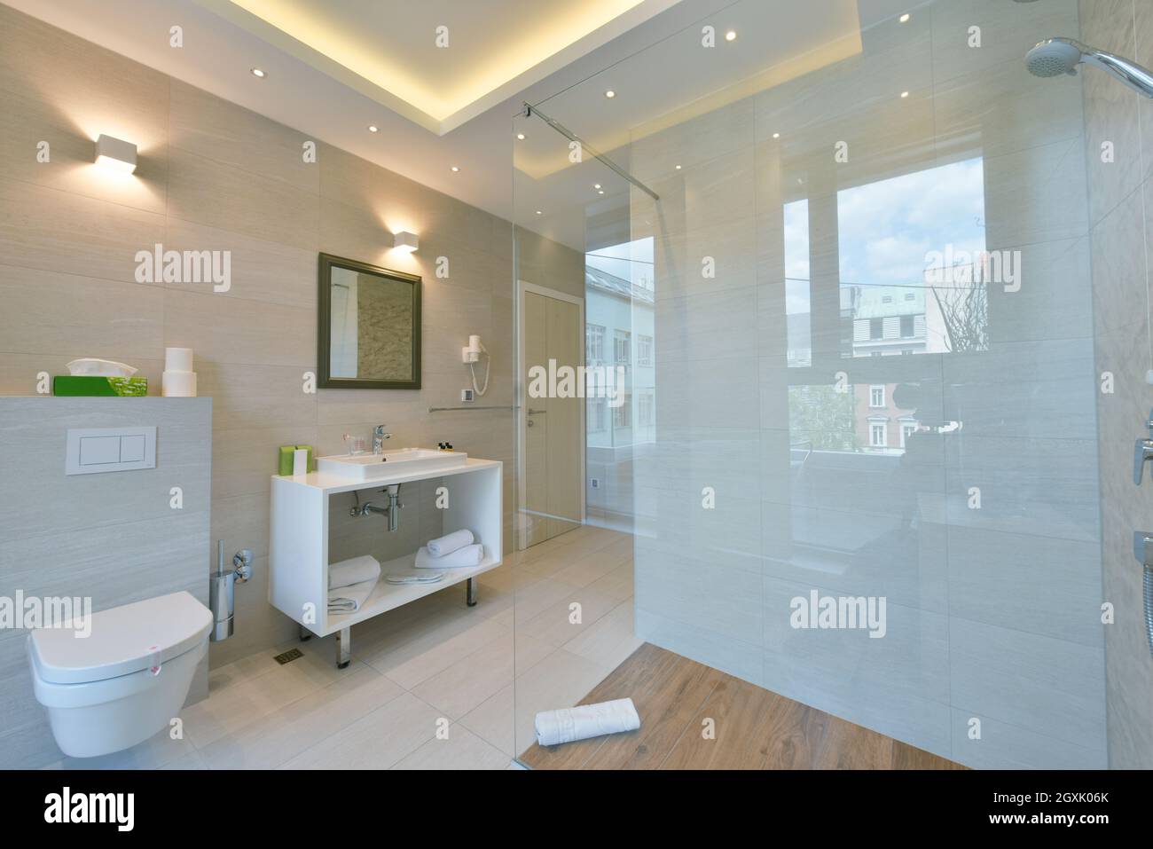 Moderne minimalistische Hotelbad mit Marmor Fliesen bedeckten Wände  Interieur Stockfotografie - Alamy