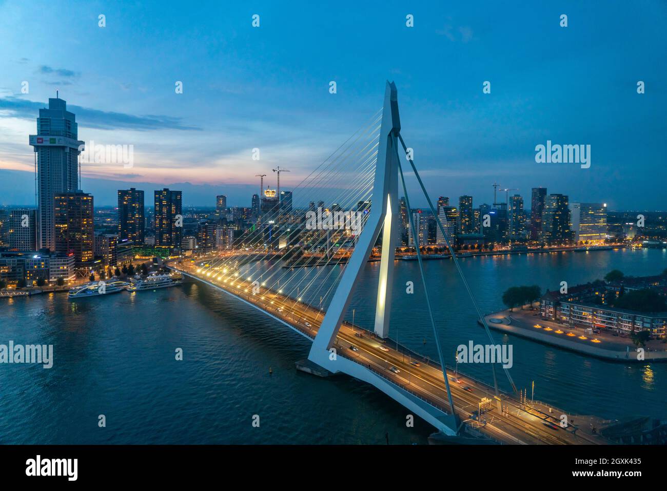 Die Skyline von Rotterdam, mit der Erasmus-Brücke über die Nieuwe Maas, Niederlande Stockfoto