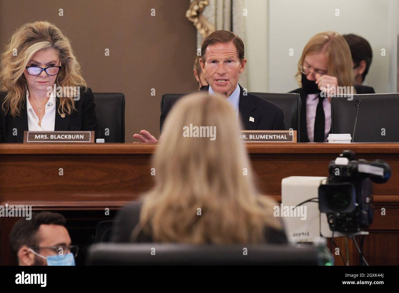 Washington, USA. Oktober 2021. US-Senator Richard Blumenthal (D-CT) spricht heute am 05. Oktober 2021 im Russell Senate/Capitol Hill in Washington DC, USA, während einer Anhörung über die Facebook-Datei: Protecting Kids Online. (Foto von Lenin Nolly/Sipa USA) Quelle: SIPA USA/Alamy Live News Stockfoto