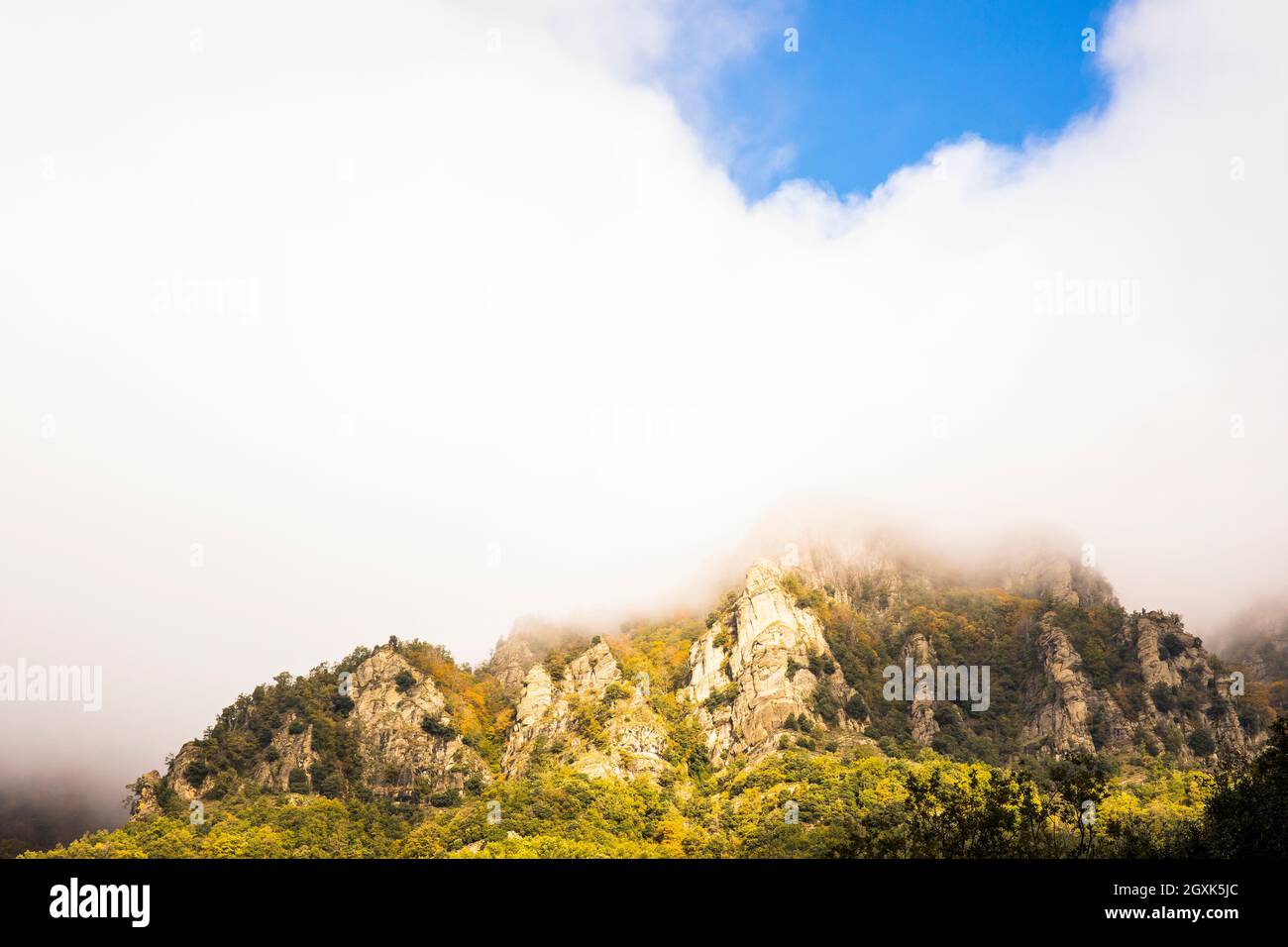 Niedrige Wolken bedecken den Gipfel der Puigsacalm, La Garrotxa, Girona, Spanien Stockfoto