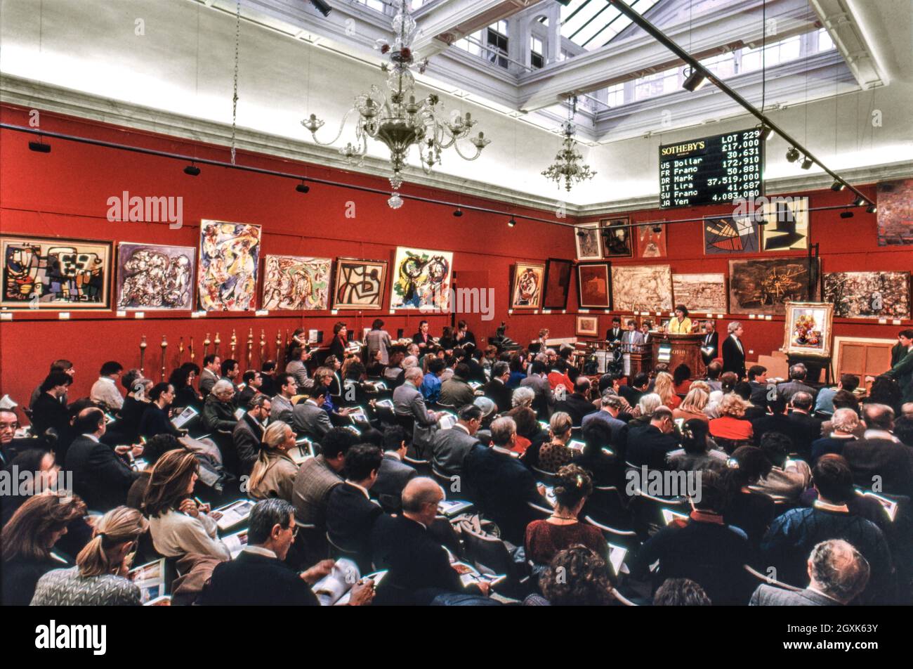 SOTHEBYS AUKTION JAHRGANG 1980er Jahre Fine impressionistische Kunstverkauf in einem vollgepackten Sothebys AUKTIONSHAUS mit den wichtigsten Währungspreisen vor dem Euro angezeigt Bond Street London UK Stockfoto