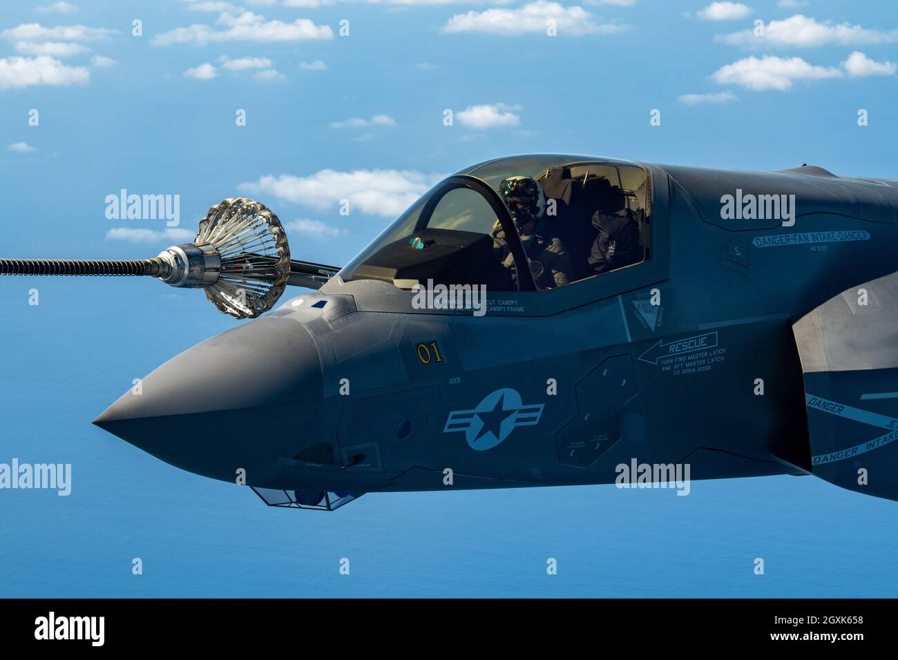 Ein U.S. Marine Corps F-35B Lightning II Stealth-Kampfjet mit Marine Fighter Attack Squadron 242 führt Luftbetankungsoperationen mit Marine Aerial Refueller Transport Squadron durch 152. Oktober 3, 2021 vor der Küste Japans, 3. Oktober 2021. Stockfoto