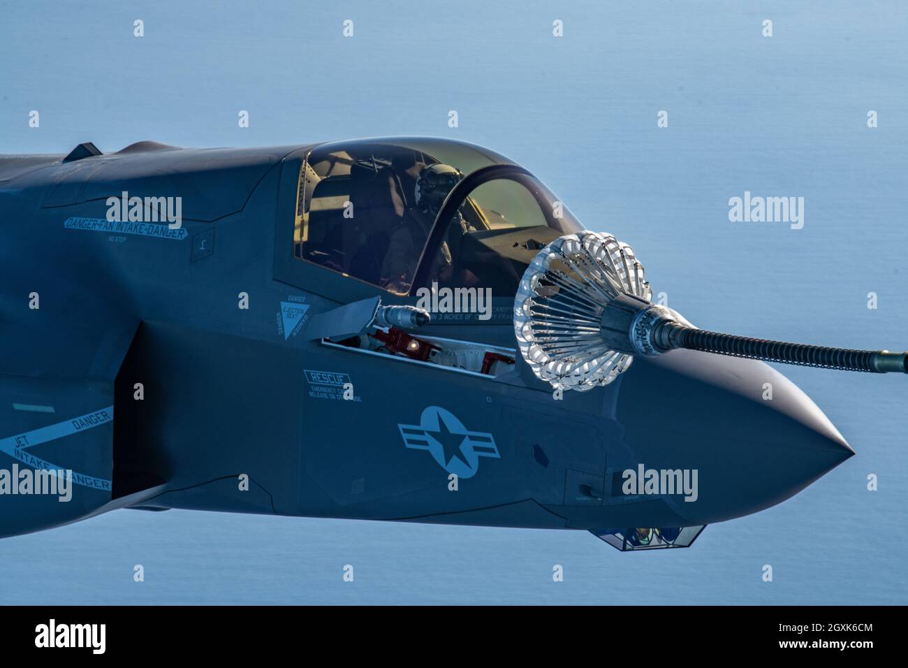 Ein U.S. Marine Corps F-35B Lightning II Stealth-Kampfjet mit Marine Fighter Attack Squadron 242 führt Luftbetankungsoperationen mit Marine Aerial Refueller Transport Squadron durch 152. Oktober 3, 2021 vor der Küste Japans, 3. Oktober 2021. Stockfoto