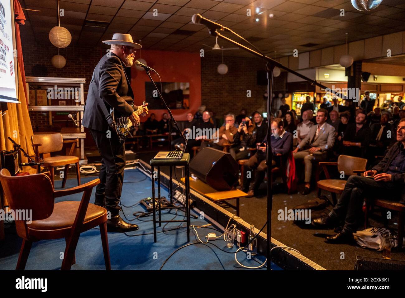 London, 30. September 2021: Der Musiker Barry Adamson spielt im Trades Club in Walthamstow bei einem Rock'n'Roll Book Club Event. Stockfoto